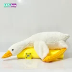 عروسک غاز پتودار بالشتی با پتوی زرد 80 سانتیمتر